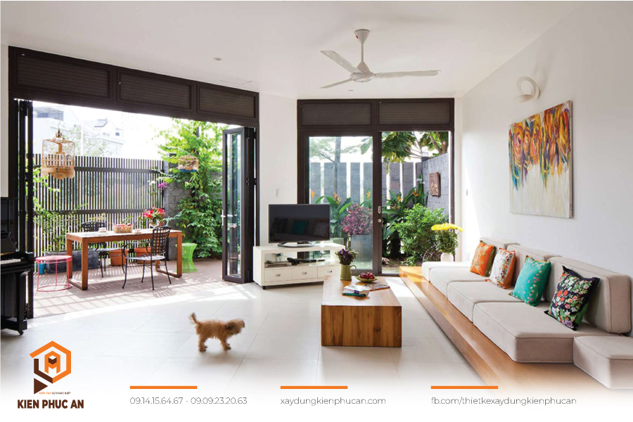 Tránh để cửa chính đối diện ban công