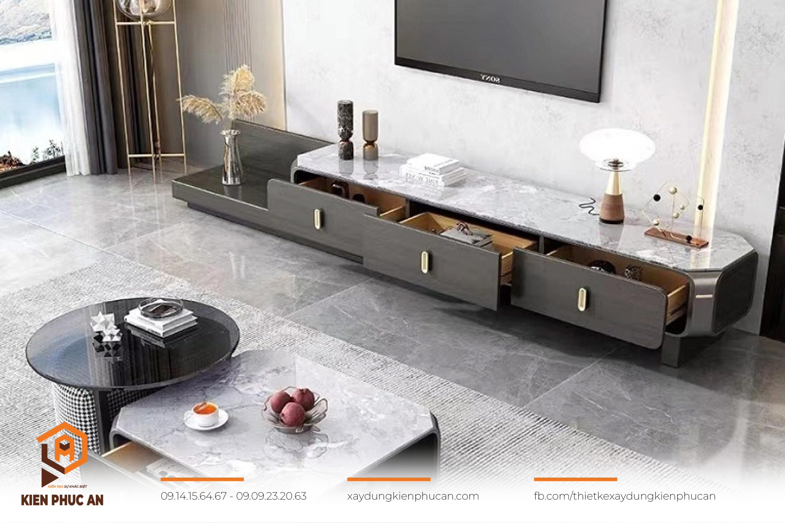 Phòng khách chung cư 50m² với sofa xám, bàn trà gỗ và kệ tivi treo tường.