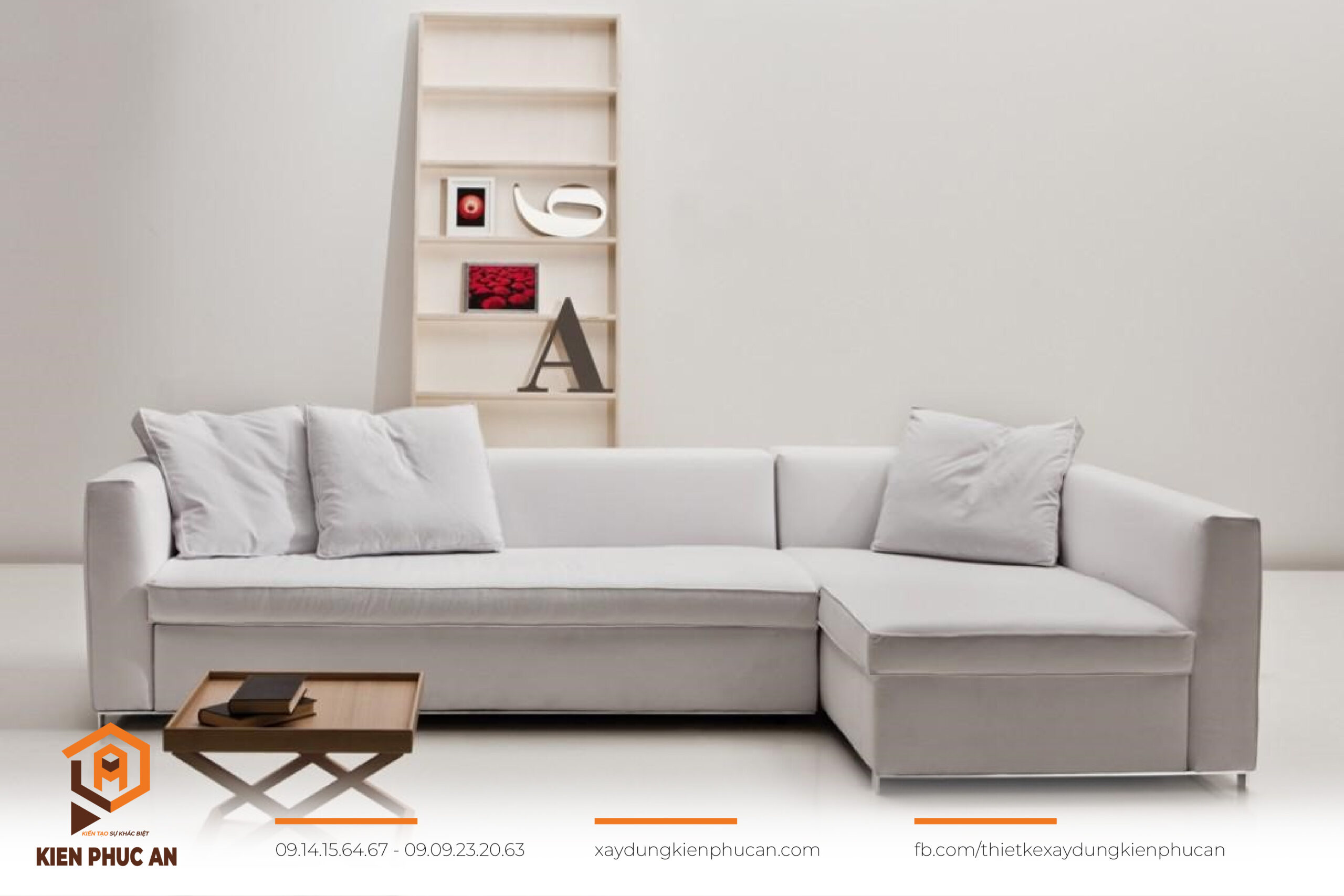 Phòng khách 40m² với sofa màu be, bàn trà nhỏ và kệ sách gỗ treo tường.